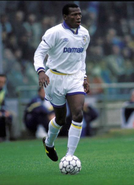 Tipica andatura caracollante di Tino Asprilla ai tempi della sua militanza nel Parma, squadra in cui ha giocato in due fasi, quella dal 1992 al 1996 e una seconda, nella stagione 1998-1999 (Aldo Liverani)